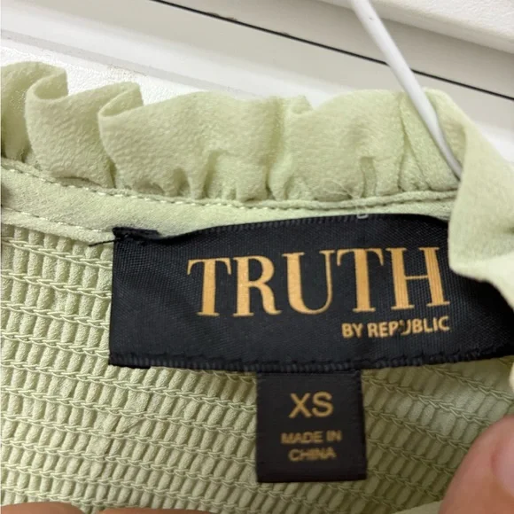 😁Elegant Light Green Ruffle Blouse - Picture 2 of 4